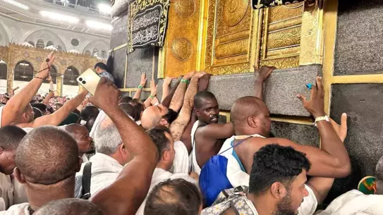 Müslümanlar Kabe'de Hac Vazifesini Yerine Getiriyor