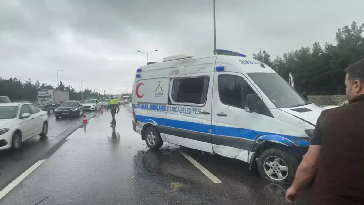 Tuzla'da Ambulans Kazası: 3 Yaralı