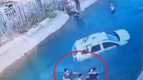 Adana'da Sulama Kanalına Düşen Cip Mucizevi Şekilde Kurtarıldı