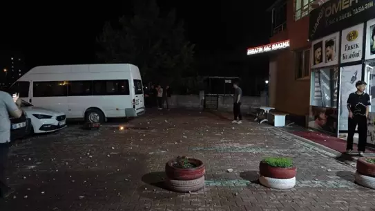 Kayseri'de Yıldırım Düşmesi Araçlara Zarar Verdi