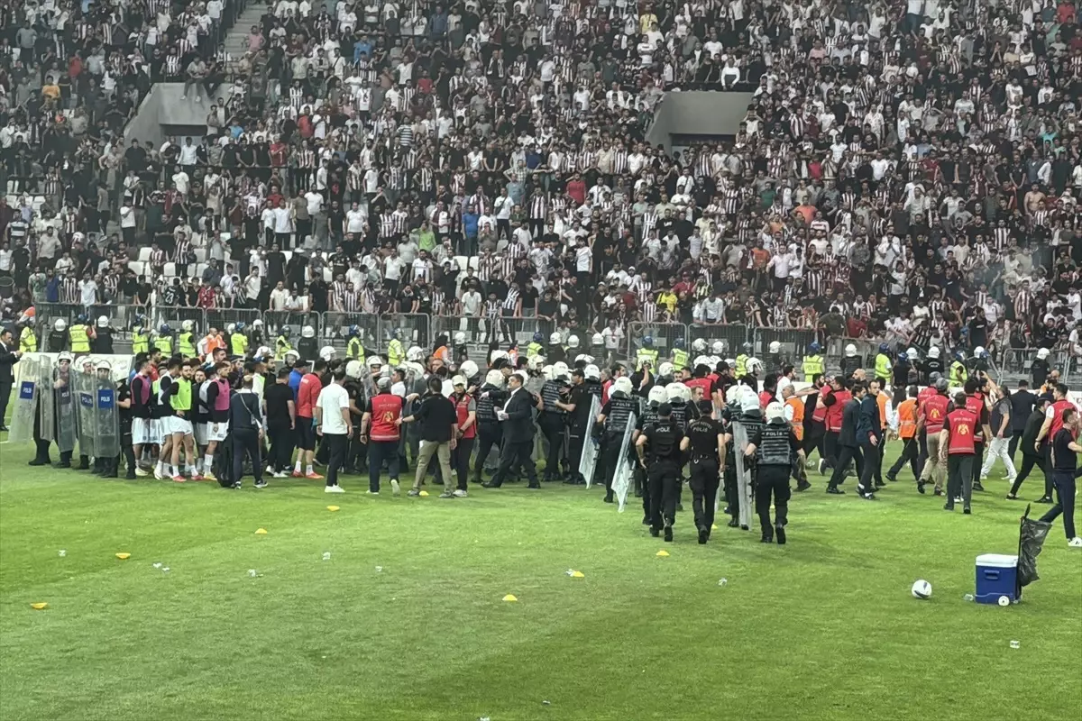 Elazığspor - Vanspor Maçı Yabancı Madde Nedeniyle Tatil Edildi