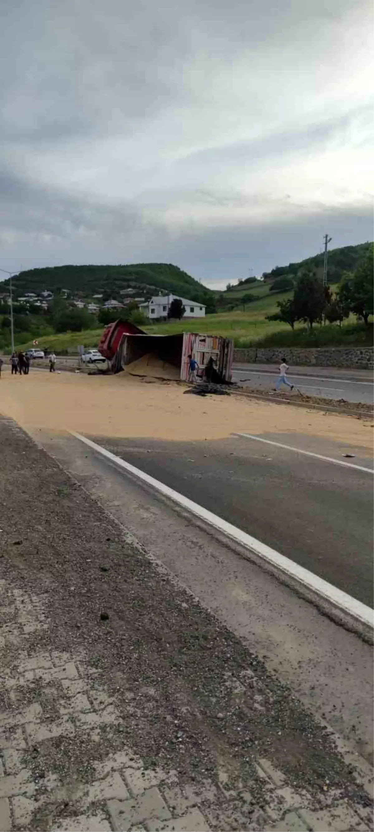 Bingöl'de Tır Devrildi, Trafik Aksadı