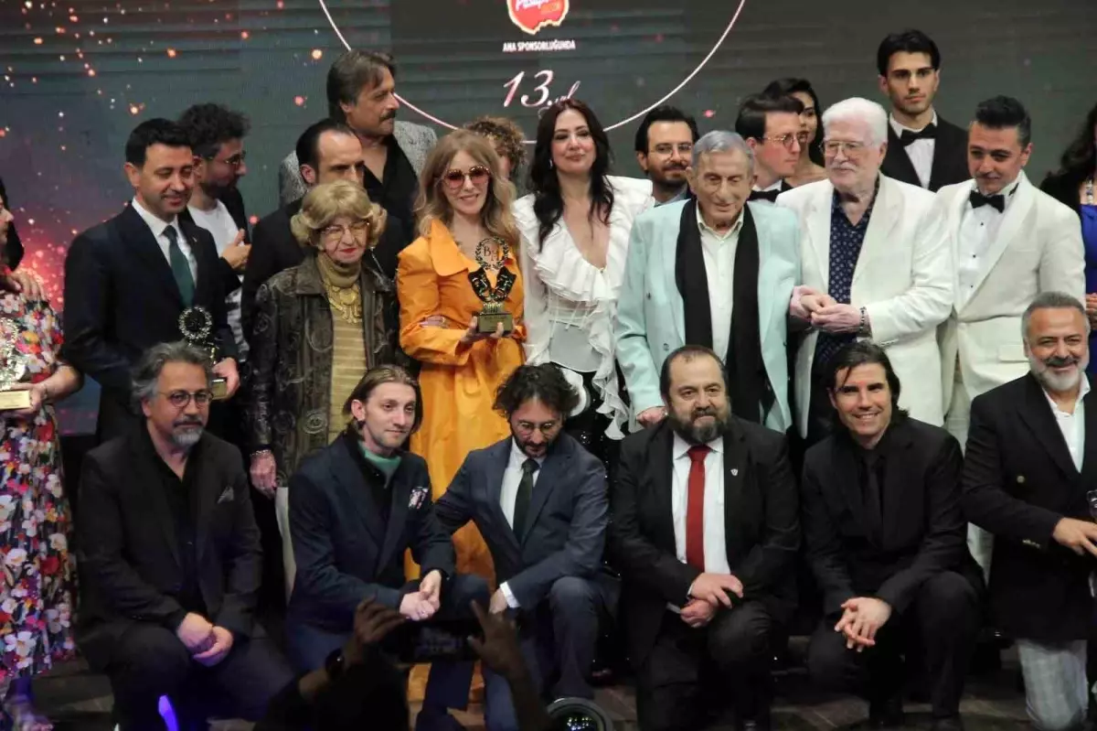 Bedia Muvahhit Tiyatro Ödülleri 13. Yılında Sanat Dünyasını Buluşturdu