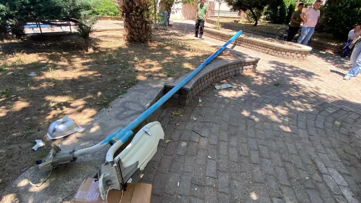 Aydın'da Devrilen Aydınlatma Direği İki Kişiyi Yaraladı