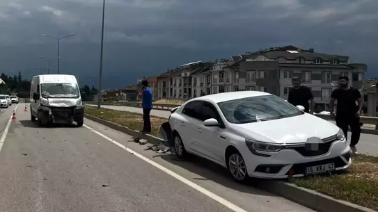 İnegöl'de Minibüs-Otomobil Çarpıştı: 1 Yaralı