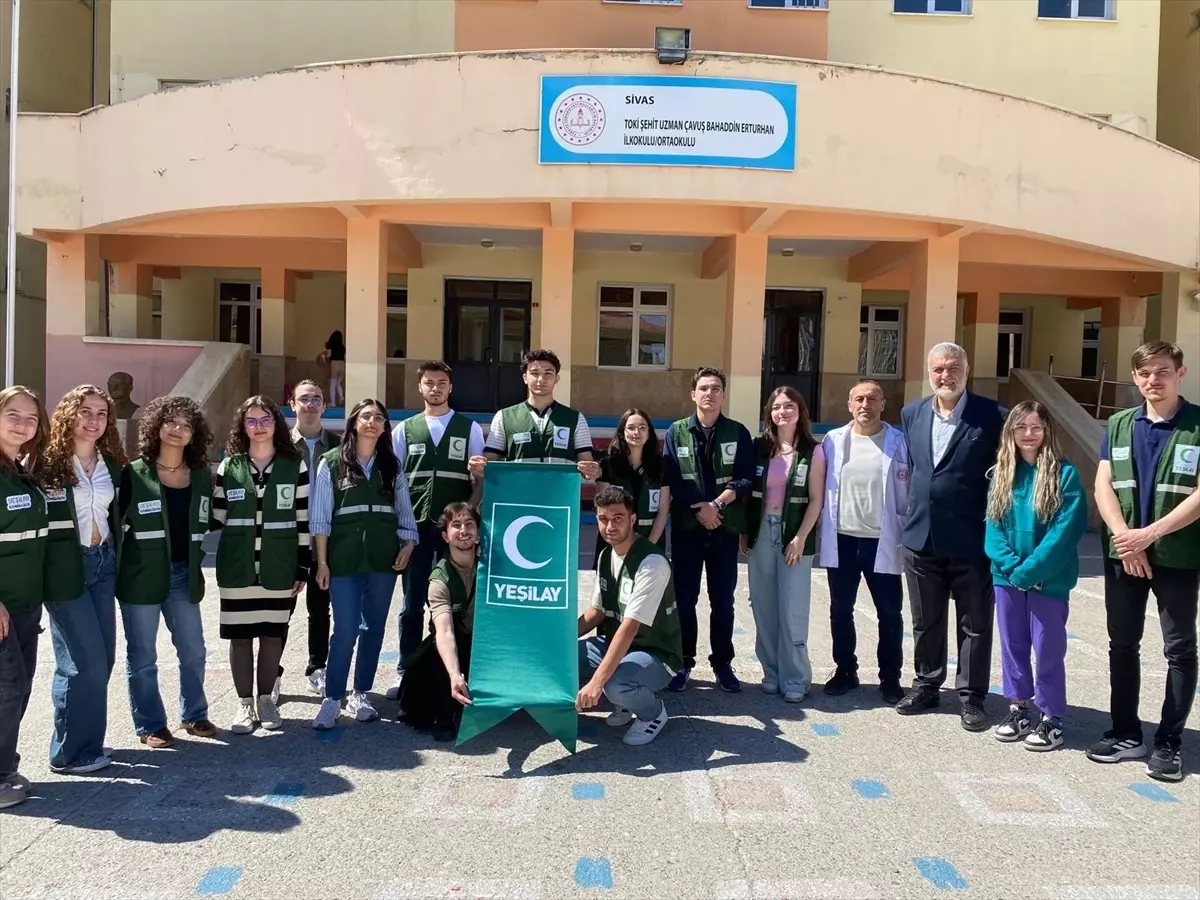 Sivas'ta öğrenciler Yeşilay hakkında bilgilendirildi