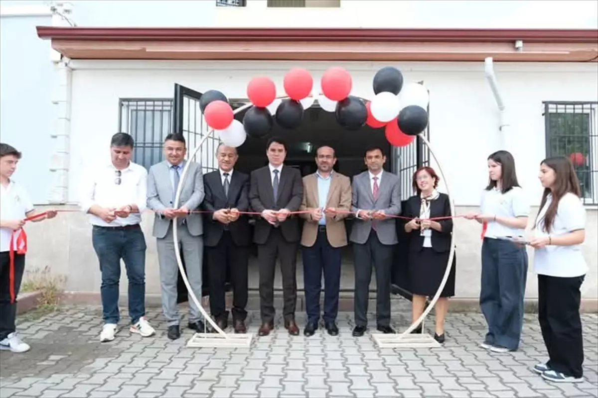 Orhaneli'de TÜBİTAK 4006 Bilim Fuarı Düzenlendi