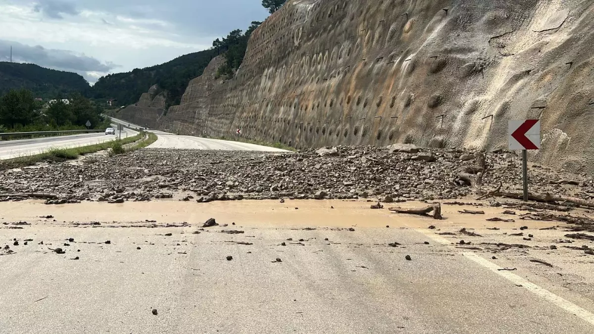 Reşadiye'de Heyelan, D-100 Kapandı