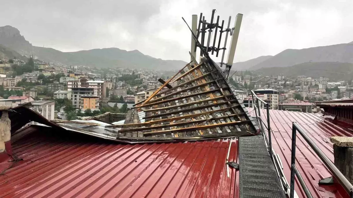 Hakkari'de Fırtına Çatıları Vurdu