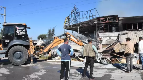 İzmir'de Fabrikada Yangın Kontrol Altına Alındı