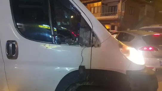 Emekli Polis Memuru Minibüsle Çarpıştı