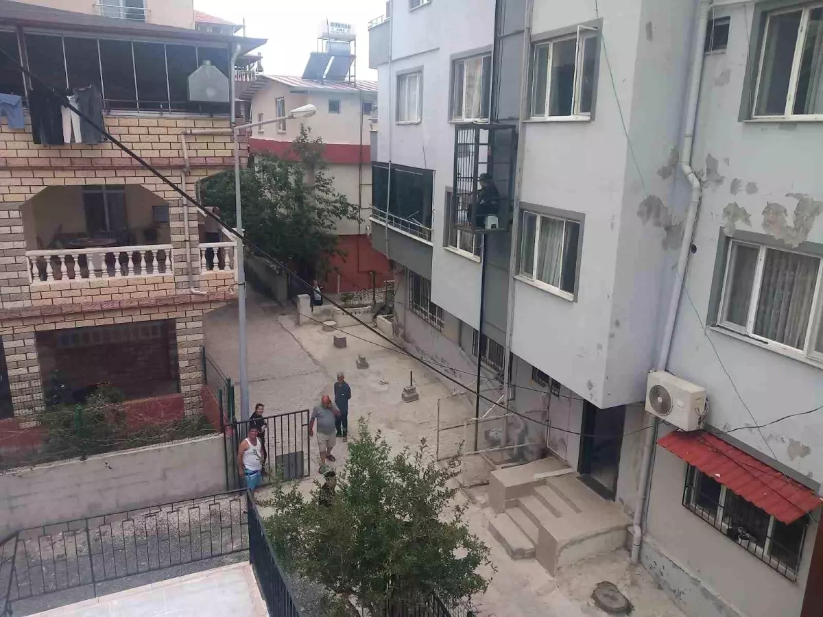 Hatay'da Asansörde Mahsur Kalan Kadın İtfaiye Tarafından Kurtarıldı