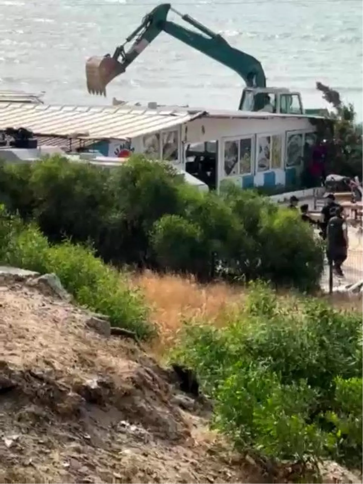 Karataş'ta İzinsiz Barakalar Yıkılıyor
