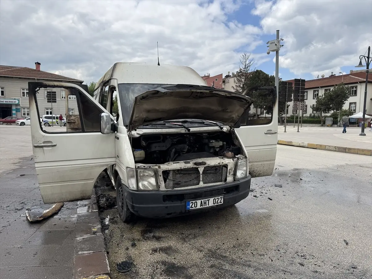 Hacizli Aracını Ateşe Verdi
