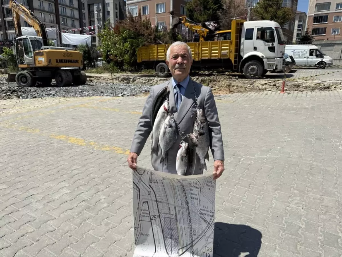 Balıkçı Kenan, boynuna astığı balıklarla İmamoğlu ve Özel'i protesto etti