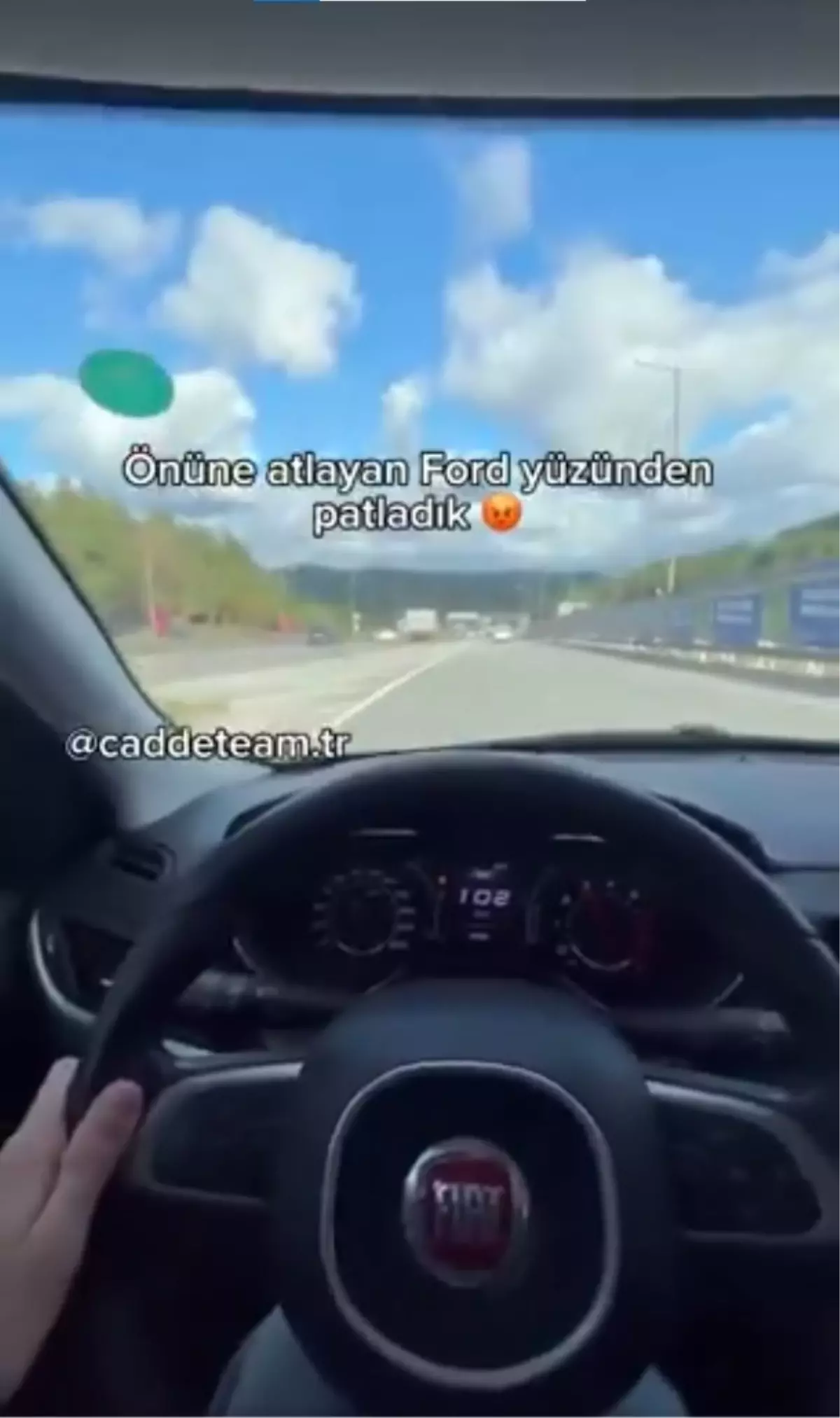 Direksiyon başında video çekiyordu, saniyeler sonra kaza yaptı