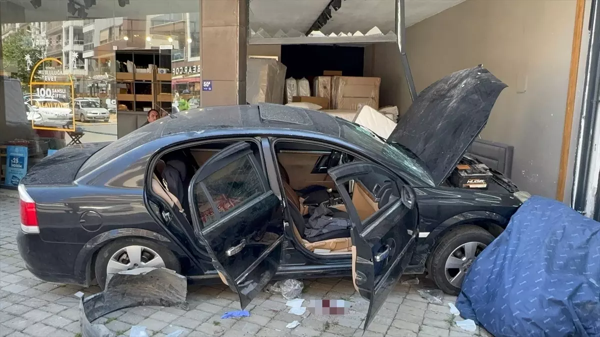 Otomobil Kadavra İle Mağazaya Girdi