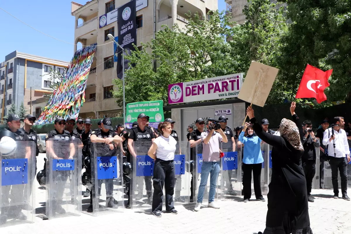 Van'da dağa kaçırılan çocukları için aileler DEM Parti il binası önünde yürüdü