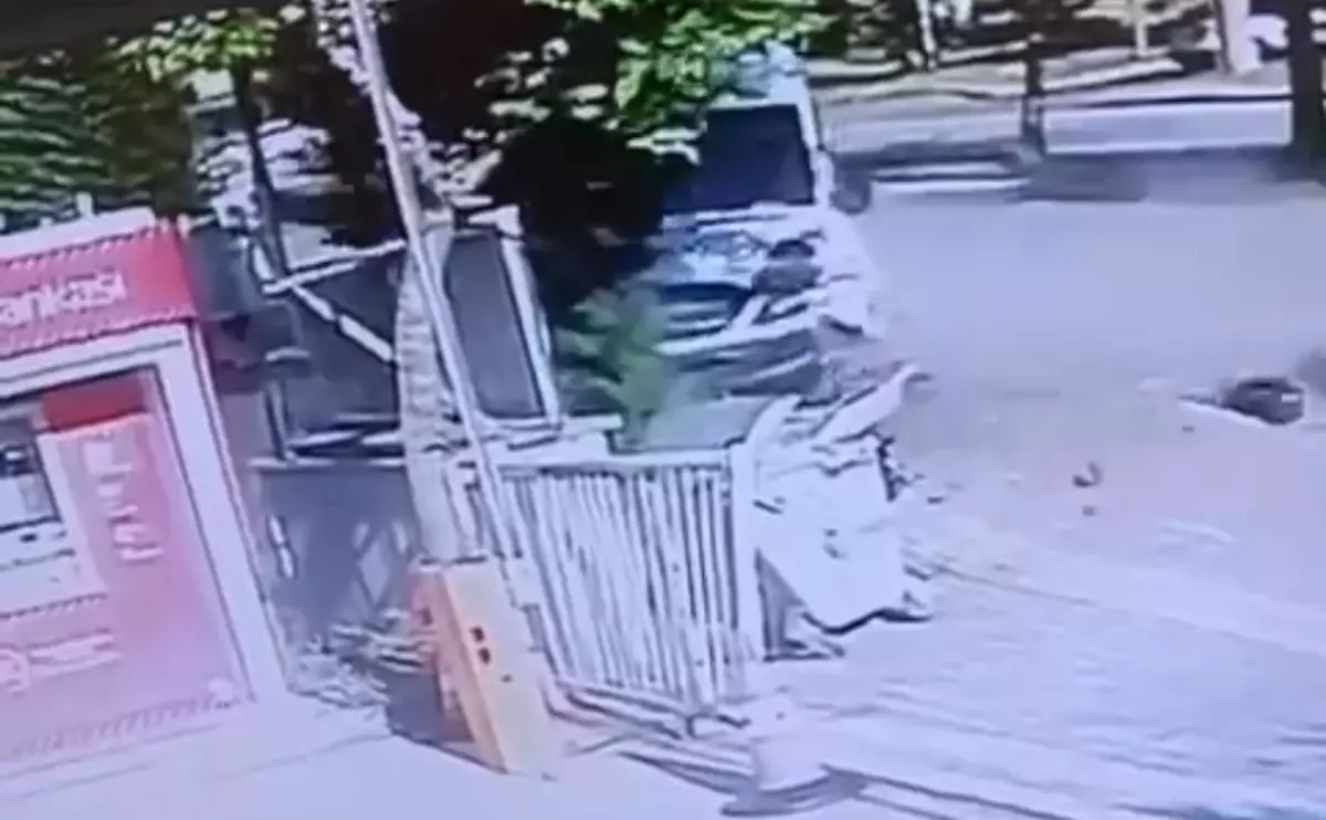 Bursa'da Servis Minibüsü Yayaya Çarptı