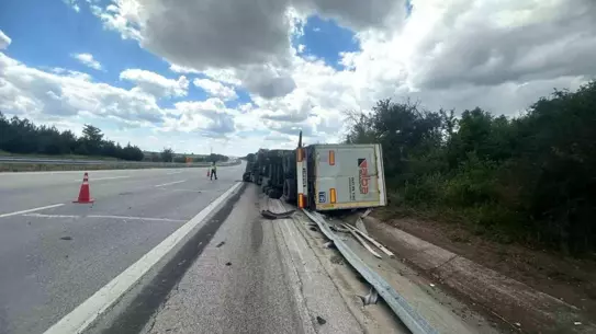 Edirne'de Devrilen Tırda Sürücü Yaralandı