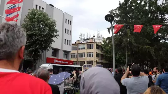 Sakarya'da Çatıya Çıkan Şahıs İkna Edildi