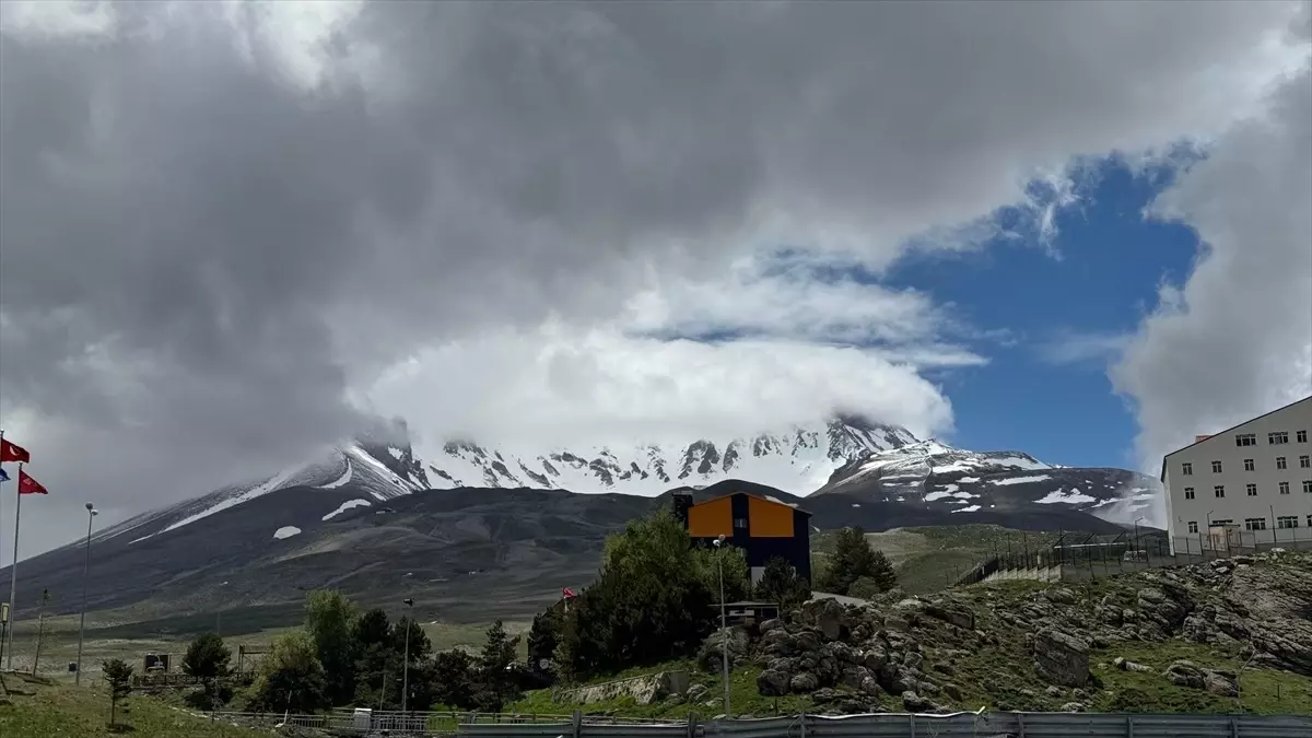 Erciyes Dağı'na Mayıs'ta Kar Yağdı