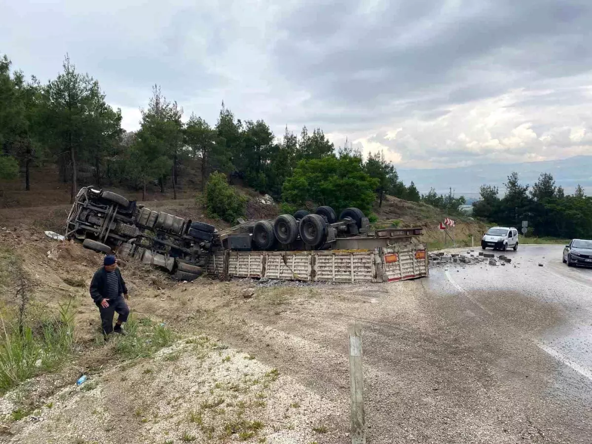 Burdur'da Tır Devrildi, Yaralı Yok