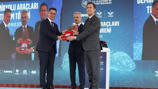 Yerli Elektrikli Lokomotifler Teslim Edildi