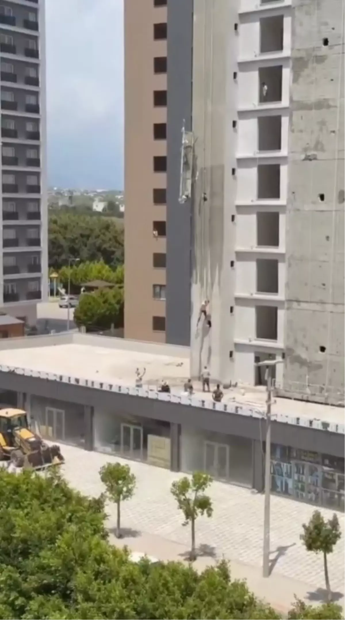 İnşaatta İşçi Devrilen İskelenin Üzerinde Asılı Kaldı