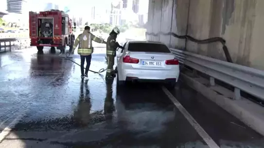 Ataşehir'de Lüks Araç Yangını