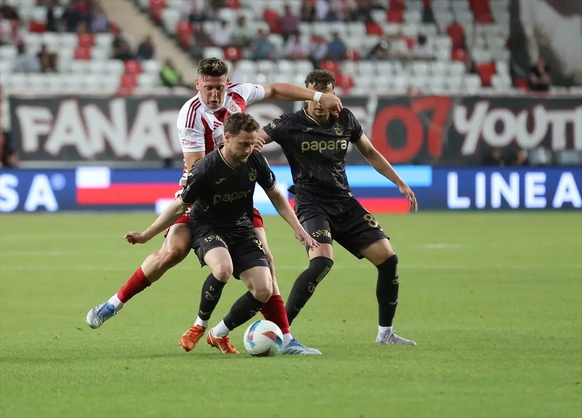 Trabzonspor, Antalyaspor'u 2-0 Yendi