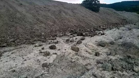 Karabük'te Heyelan Köy Yolunu Kapattı