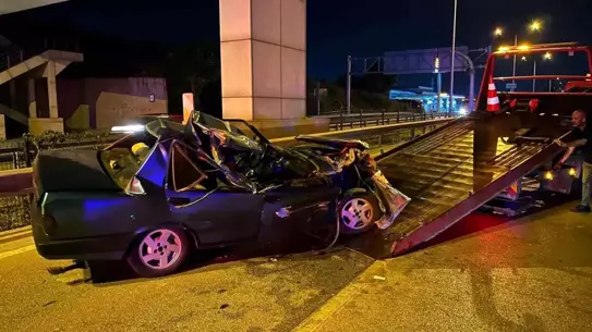 Bursa'da Kaza: Otomobil Tıra Çarptı, Sürücü Sıkıştı