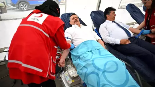 Vali Mustafa Çiftçi, 43. Kez Kan Bağışında Bulunarak Rekorunu Yeniledi