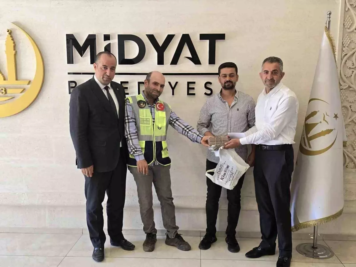 Midyat'ta Temizlik Personeli Dürüstlüğüyle Takdir Topladı