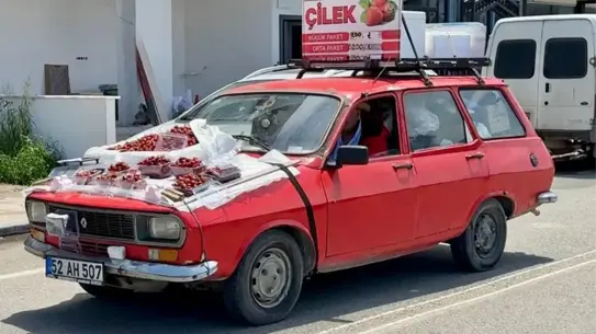 Çilekli Otomobille Satış Yapan Adam
