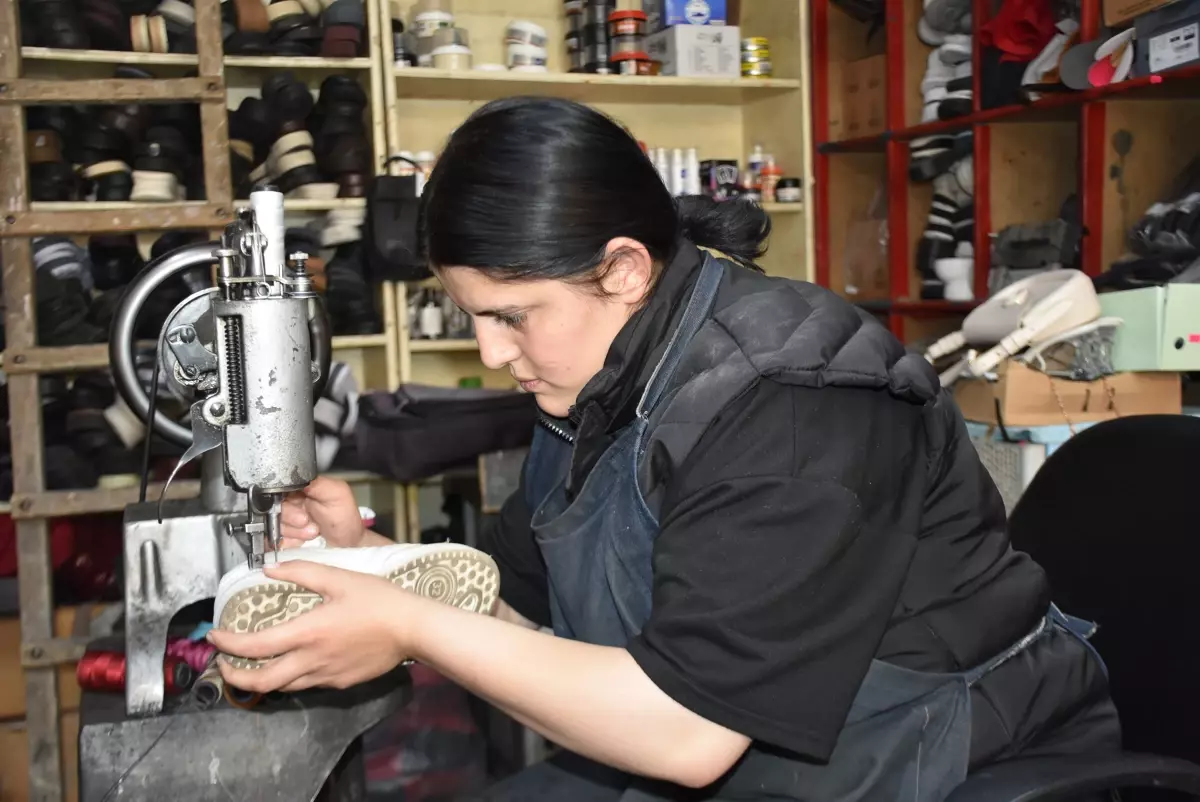 Esra Dinç, Ayakkabı Tamirciliğini Seçti