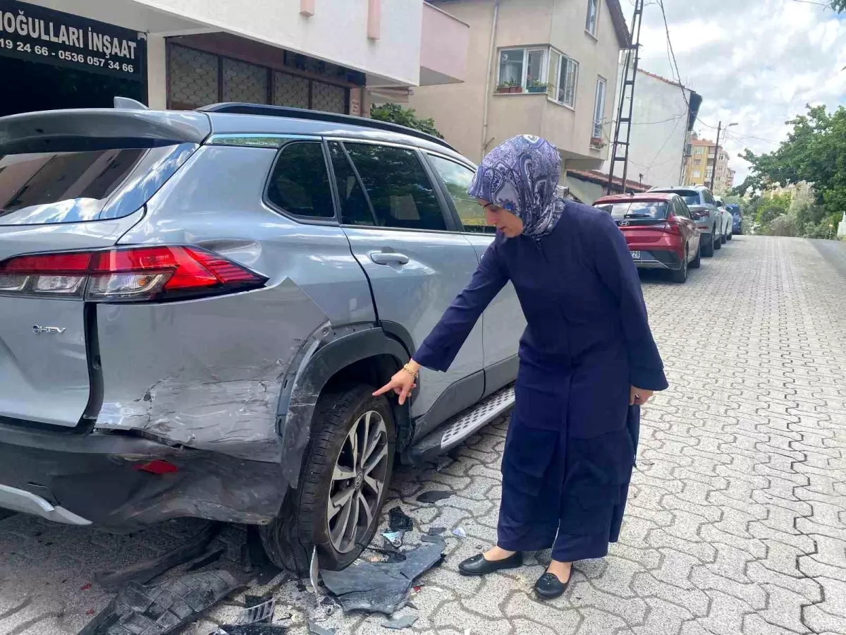 Ataşehir'de Arabalara Çarparak Kaçan Sürücü Aranıyor