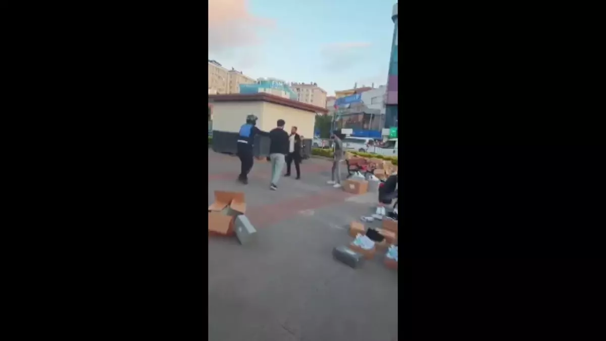 Çekmeköy'de Seyyar Satıcı Bıçakla Zabıta ile Tartıştı
