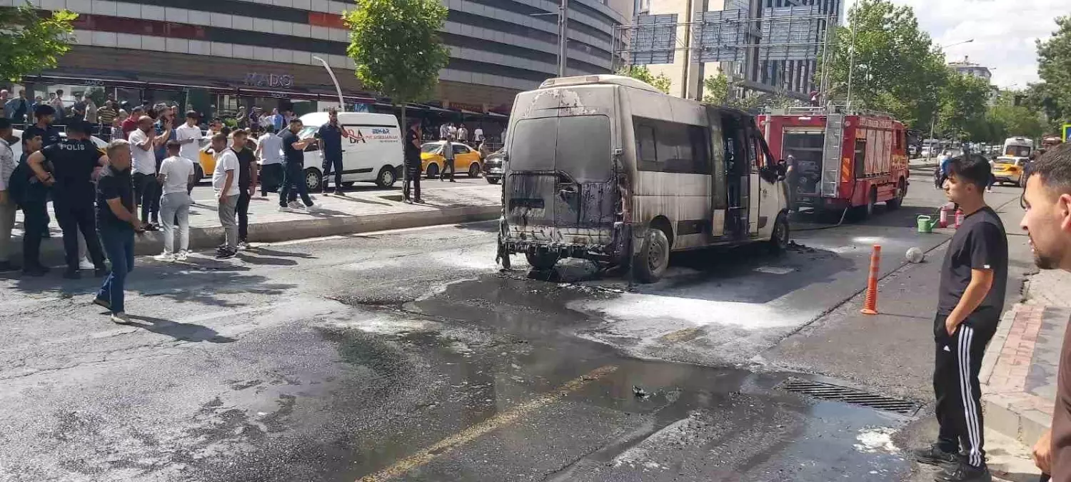 Minibüs Yangını Kontrol Altına Alındı