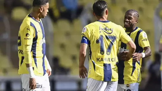 Fenerbahçeli taraftarlar maç sonunda İrfan Can Kahveci'yi ayakta alkışladı