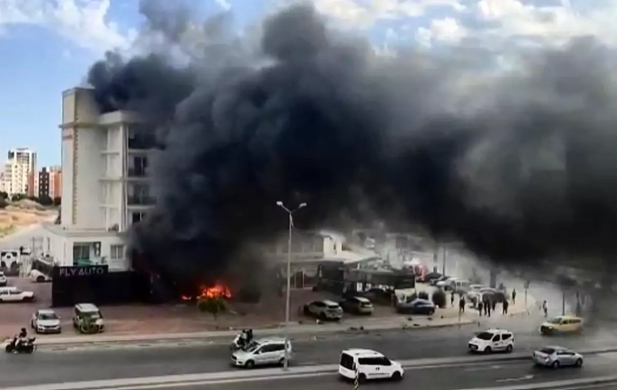 Mersin'de İnşaat Malzemeleri İş Yerinde Yangın
