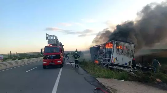 Çanakkale'de Tır Devrildi, Sürücü Alkollü Çıktı