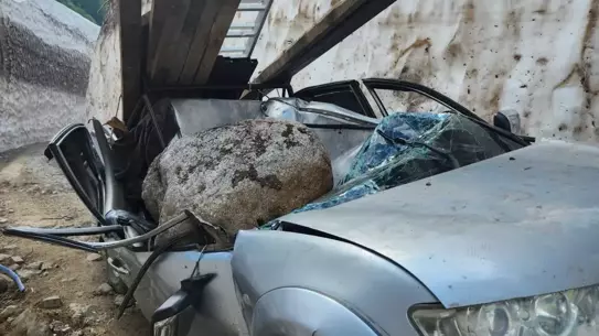 Rize'de Kaya Parçası Kamyonet Üzerine Düştü