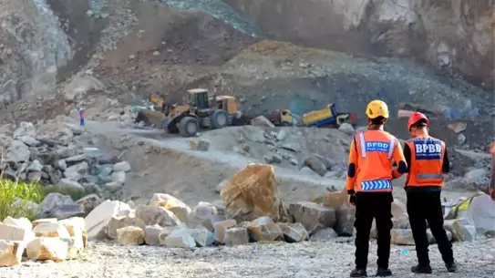 Endonezya'da Heyelan: 17 Ölü, 8 Kayıp