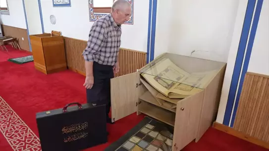 Cumhurbaşkanı Erdoğan'ın hediyesi Kur'an-ı Kerim, Preza Kalesi Camisi'nde muhafaza ediliyor