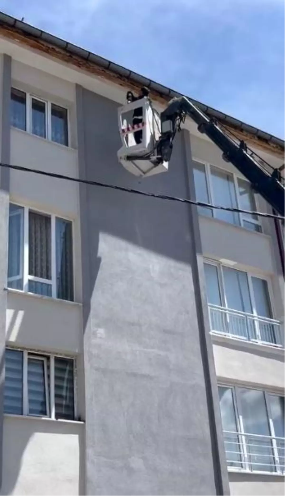 Mahsur Kalan Kuş, İtfaiye Ekipleri Tarafından Kurtarıldı