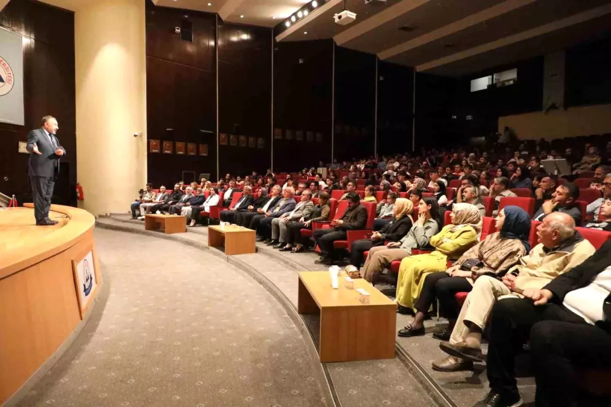 Melikgazi Belediyesi'nde 'Kızıl Elma Neresidir?' Konferansı Düzenlendi