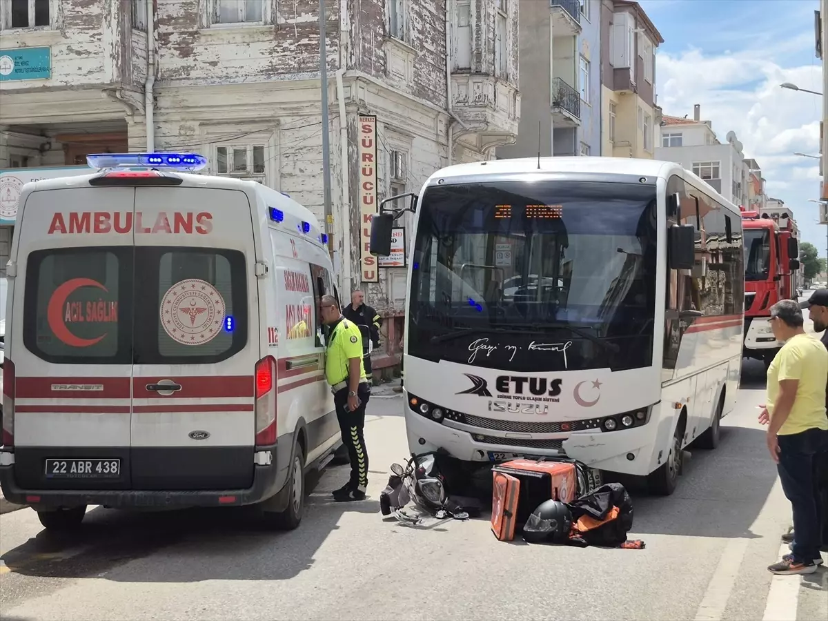 Edirne'de Motosiklet ve Midibüs Çarpıştı