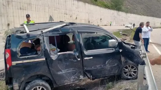 Tokat'ta Bariyerlere Çarpan Araçta 4 Yaralı